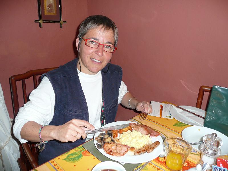 P1000990- Full english breakfast au b&b de Porlock.JPG - Full english breakfast au B&B de Porlock - [Citation de Somerset Maugham] "Si vous voulez bien manger en Angleterre, prenez trois petit-déjeuner"